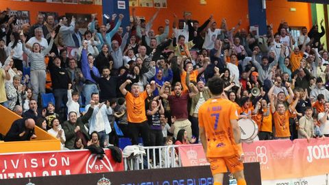Rikelme festeja ante la eufórica grada del Vista Alegre un gol al Barcelona.