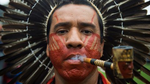 Activistas de �Guardians of the Forest� participan en una demostraci�n en el centro de Londres