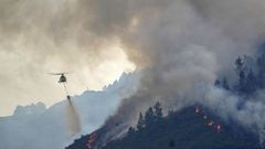 Un helicptero en labores de extincin del incendio que afecta a los alrededores de San Antoln de Ibias 