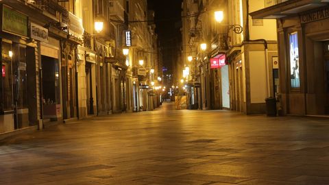 Calle Real, en A Coru�a, vac�a por el toque de queda.