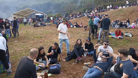 Las pandillas salpican el monte de San Xiao, mientras otros celebran la fiesta bajos los toldos