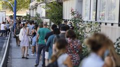 Fila de profesores, este jueves, en Legan�s (Madrid), para realizar la prueba de covid-19. Las colas llegaron a extenderse hasta dos kil�metros, repitiendo la imagen vivida el d�a anterior en la capital