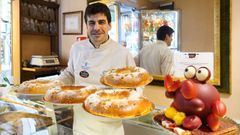 Martn Sousa, repostero de la confitera Milhojas, con las roscas de Pascua