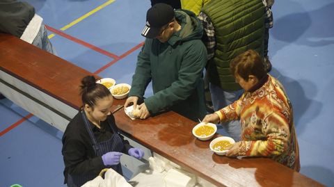 Reparto de las raciones en el puesto habilitado en el pabelln.