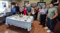 Loli Beloso, entre ngel Carracedo y Csar Portela, este jueves, en la casa de A Valadia, en Tomeza (Pontevedra)