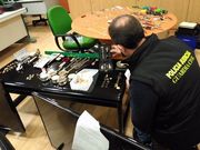 Un guardia civil examina parte del material incautado en A Coru�a.