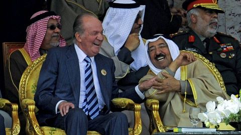 Desfile militar en Kuwait. Ao 2011. El rey Juan Carlos, con el emir del pas rabe, Sabah Al Sabah.