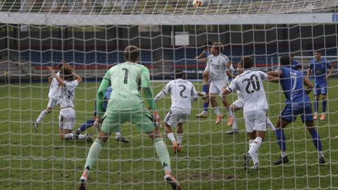 Un remate del Ourense CF, con el portero del Castilla atento.