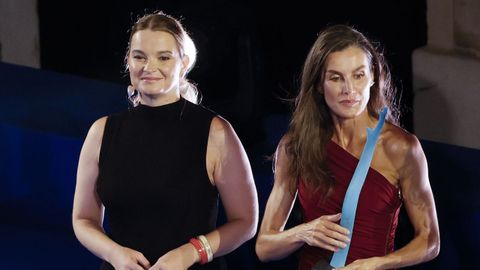 Marga Prohens, presidenta de Baleares junto a al reina a punto de entregar el premio