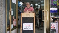 Felipe con el cartel del premio conseguido con un boleto de Euromillones validado en su cafeter�a