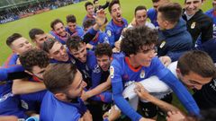 Los jugadores del Vetusta celebran el ascenso