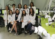 <span lang= es-es >Mujeres de ciencia</span>. De pie, de izquierda a derecha: Rosario Garc�a Campelo (investigaci�n del c�ncer), Eva Poveda L�pez (virolog�a), Inmaculada G�mez Besteiro (atenci�n primaria), Marisa Crespo Leiro (cardiolog�a), Natividad Oreiro Villar (reumatolog�a). Sentadas, Cristina Ruiz Romero (reuma), Mar Tom�s Carmona (microbiolog�a), M� Jos� L�pez Armada (envejecimiento) y Joana Silva Magalhaes (reuma). 