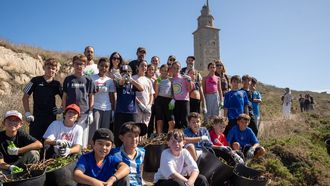 Un grupo de voluntarios limpi&oacute; el entorno de la zona de la Torre de H&eacute;rcules de plantas invasoras