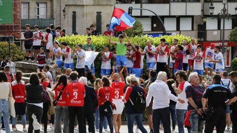 �Celebraste el ascenso de la UD Ourense?.La fiesta comenz� en Meis y se traslad� a la fuente de Concepci�n Arenal