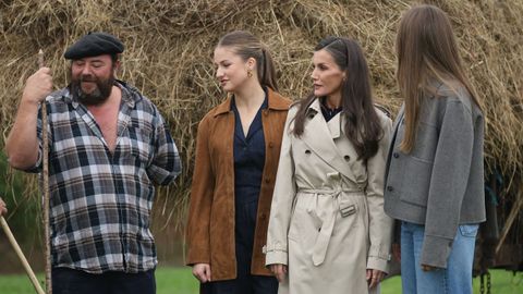 La Reina Letizia, la princesa Leonor y la Infanta Sof�a durante el acto de entrega del premio al ?Pueblo Ejemplar de Asturias 2025, a 25 de octubre de 2025, en Valdesoto, Sieto, Asturias (Espa�a). El Premio al Pueblo Ejemplar de Asturias 2025 ha sido concedido a la parroquia de Valdesoto, que pertenece al concejo asturiano de Siero
