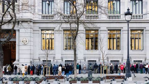 Decenas de personas hacan colaen febrero del pasado ao en el Banco de Espaa, en Madrid, para contratar Letras del Tesoro