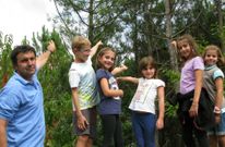 Saborido junto a un grupo de ni�os que ayer jugaban cerca en la finca en la que est� la colmena. 
