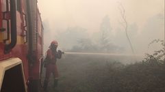 Un miembro de la UME durante la extinci�n de un incendio forestal en Galicia