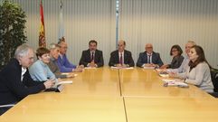 Imagen de enero del conselleiro V�zquez Almu��a en la reuni�n con los m�dicos de atenci�n primaria que dimitieron de sus puestos en el �rea sanitaria de Vigo.