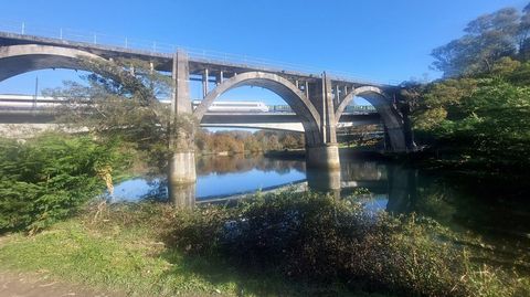 Los puentes sobre el cauce marcan la ruta de forma continua. En esta imagen, los del ferrocarril. 