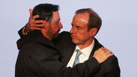 El expresidente derechista Jorge Tuto Quiroga abraza a su candidato a la vicepresidencia Juan Pablo Velasco tras conocer los resultados electorales