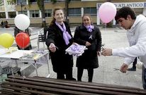 Los organizadores repartieron tambi�n lazos morados contra el maltrato.