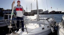 Desde o seu barco amarrado en Portos�n, ao noi�s g�stalle contemplar o Joaqu�n Vieta, en cuxa restauraci�n participou.<span lang= es-es > </span>