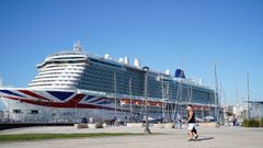 El crucero Arvia en el Puerto de A Corua.