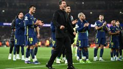 Simeone y los jugadores del Atl&eacute;tico de Madrid tras el partido en el que fueron eliminados de la Champions por el Arsenal.