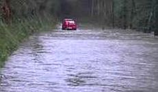 Una pista inundada en el entorno del r�o Mera, en Ortigueira.