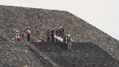Rescate de uno de los turistas fallecidos en la zona arqueol�gica de Teotihuac�n, M�xico