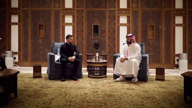 El presidente de Ucrania, Volod�mir Zelenski (izquierda), junto al pr�ncipe heredero de Arabia Saud�, Mohammed bin Salman, este viernes en su reuni�n en la ciudad saudita de Yeda.