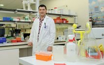 Jes�s L�pez Romalde afronta el reto de instruir sobre virus o bacterias sin superar los 140 caracteres.