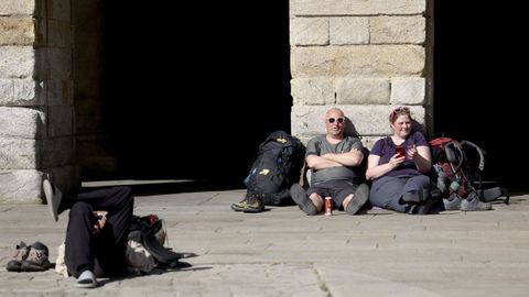 Peregrinos padeciendo las altas temperaturas de Santiago este lunes