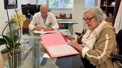 El gerente del CHUO, Santiago Camba Bouzas, y la  presidenta de la Fundaci�n Xaime Quesada Blanco, Mar�a Jes�s Blanco Pi�eiro
