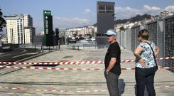 Dos viandantes, ayer, en la entrada principal de la nueva estaci�n de Urzaiz, que como muchos, se paran sin saber si pasar o no. 