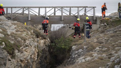 Los equipos de Emergencia trabajan frente a la�pasarela de madera que se vino abajo en Santander y provoc� la muerte de seis j�venes estudiantes