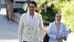 El actor Luis Lorenzo, a la llegada a los juzgados junto a su abogada