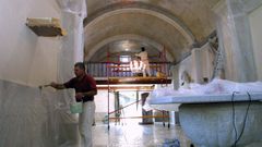 Obras de restauraci�n y pintado en la iglesia de Goi�ns, en 2003