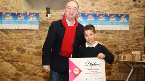 Recolle Marcos Gonz�lez Mart�nez, alumno do colexio Manuela Rial Mouzo (Cee). Noveno premio. Entrega Ram�n Vigo, alcalde de Cee
