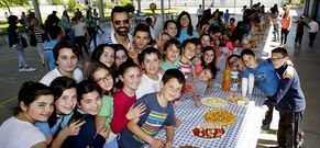 Alumnos, padres y profesores compartieron una comida familiar en el patio del Xos� Pichel.