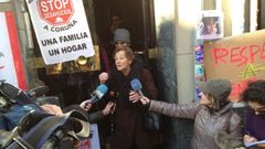 Imagen de archivo de la concentraci�n ante la casa de Aurelia Rey para frenar su desahucio en el 2013, en A Coru�a