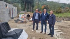 El delegado territorial de la Xunta en Ourense, en el centro, en su visita a las obras