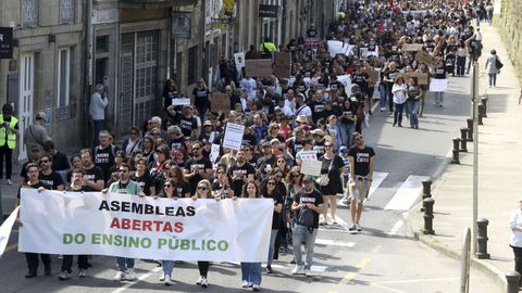 Parte de la manifestaci�n por la educaci�n p�blica gallega que este martes recorri� las calles de Santiago