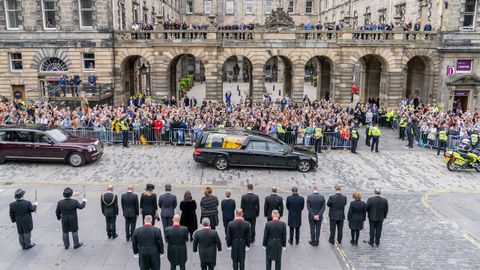 La comitiva atraviesa la Milla Real de la capital de Escocia