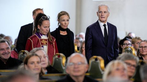 El primer ministro de Noruega, Jonas Gahr Stoere, junto con su esposa, Marit Slagsvold, y el obispo Sunniva Gylver llegan al funeral por el difunto rey Harald de Noruega en la catedral de Oslo.