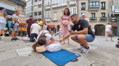 Los tres t�cnicos en emergencias sanitarias, este jueves en la plaza de la Peregrina de Pontevedra, donde ense�aron a hacer rcp para un estudio de investigaci�n