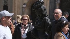 Turistas junto a la estatua de La Regenta, en la plaza de la Catedral de Oviedo