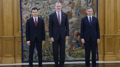 El rey Felipe posa junto a los nuevos ministros de Sanidad, José Manuel Miñones (a la derecha), y de Industria, Héctor Gómez, tras el acto de jura o promesa de sus nuevos cargos en el Palacio de La Zarzuela