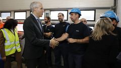 Francisco Conde, saludando a personal de Vestas en Viveiro, antes de pronunciarse ante medios de comunicaci�n sobre la �situaci�n cr�tica� de Alcoa en San Cibrao